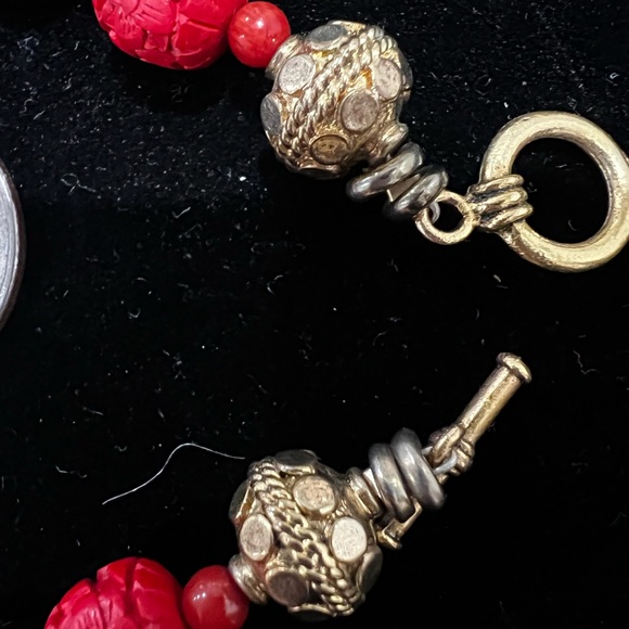 Bracelet gold finish closure, red & black beads - Picture 3 of 3